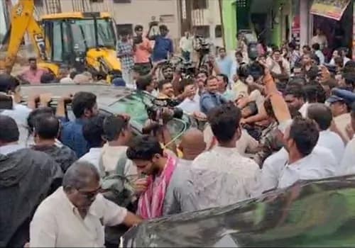 అమరావతిలో హైటెన్షన్...వైసీపీ నేతలను అడ్డుకున్న రాజధాని రైతులు