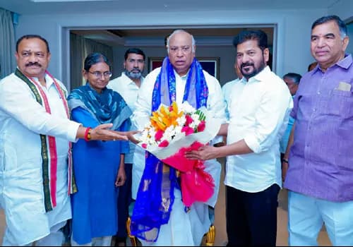ఏఐసీసీ చీఫ్ మల్లికార్జున ఖర్గేతో సీఎం రేవంత్ భేటీ