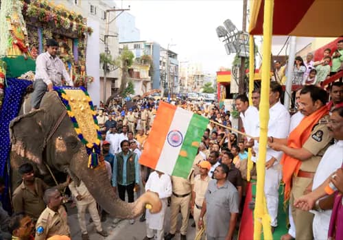 ఘనంగా అక్కన్న మాదన్న మహంకాళి ఘటం ఊరేగింపు