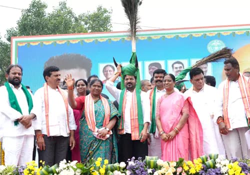 మేడారంలో సీఎం రేవంత్ పర్యటన.. రూ. 868 కోట్ల అభివృద్ధి పనులకు శంకుస్థాపన