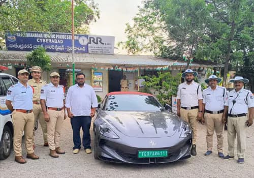 హైదరాబాద్ పై లగ్జరీ స్పోర్ట్స్ కారు నడిపిన 11 ఏళ్ల బాలుడు.. తండ్రిపై కేసు
