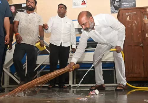 స్వచ్ఛ పాఠశాల కార్యక్రమంలో కేంద్ర మంత్రి బండి సంజయ్
