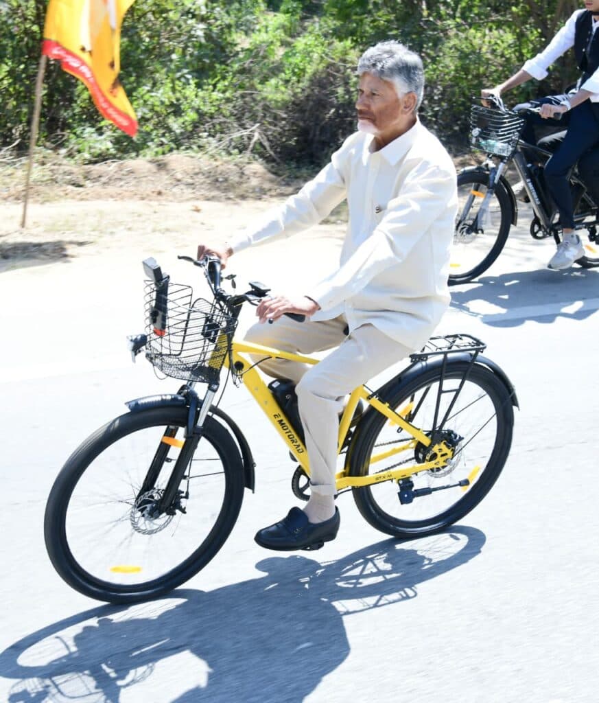 విశాఖలో సైకిల్ పై సీఎం చంద్రబాబు.. పర్యావరణ పరిరక్షణకు ప్రజలకు ప్రత్యేక పిలుపు