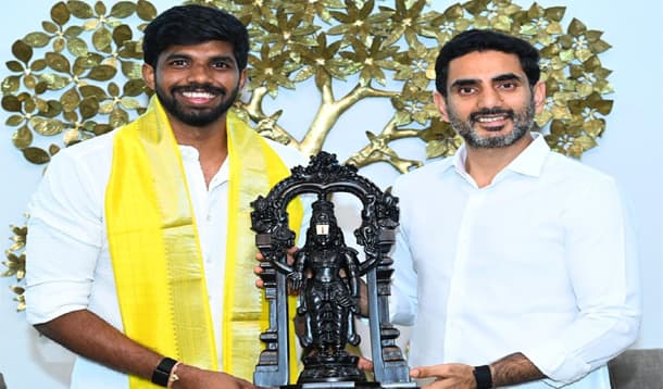 మంత్రి నారా లోకేష్ ను కలిసి ఏపీ స్టార్ షట్లర్ సాత్విక్ సాయిరాజ్