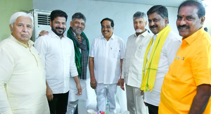 కేంద్ర జలశక్తి మంత్రి సీఆర్ పాటిల్, కర్ణాటక, తెలంగాణ సీఎంలతో కలిసి క్రస్ట్ గేట్లు ప్రారంభించిన సీఎం