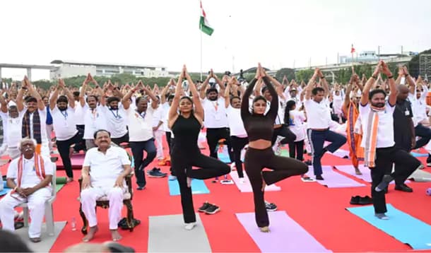 సికింద్రాబాద్ పరేడ్ మైదానంలో అంతర్జాతీయ యోగా దినోత్సవం .. హాజరైన ప్రముఖులు