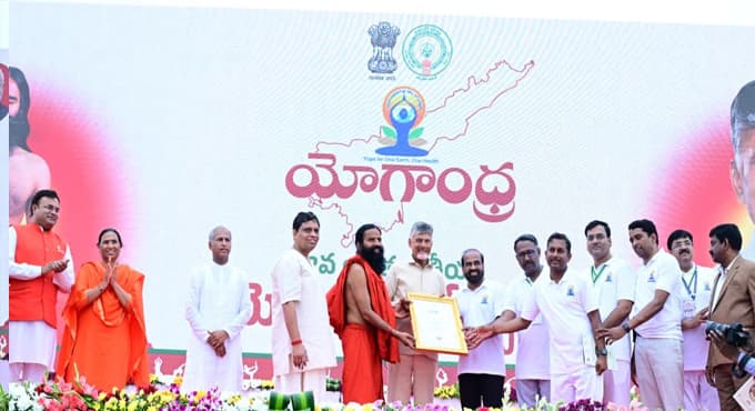 బాబా రామ్ దేవ్ తో కలిసి సీఎం చంద్రబాబు, మంత్రి లోకేష్ యోగాసనాలు