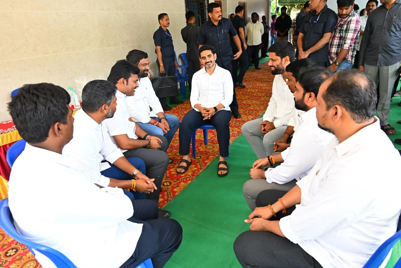 తన వెంట నడిచిన వారిని మరిచిపోని లోకేష్ ..యువగళం బృందంతో ఆప్యాయ కలయిక