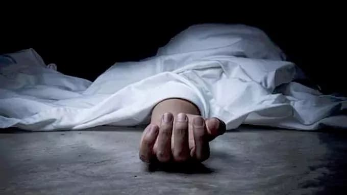 మ్యాన్ హోల్ లో పడి వ్యక్తి మృతి