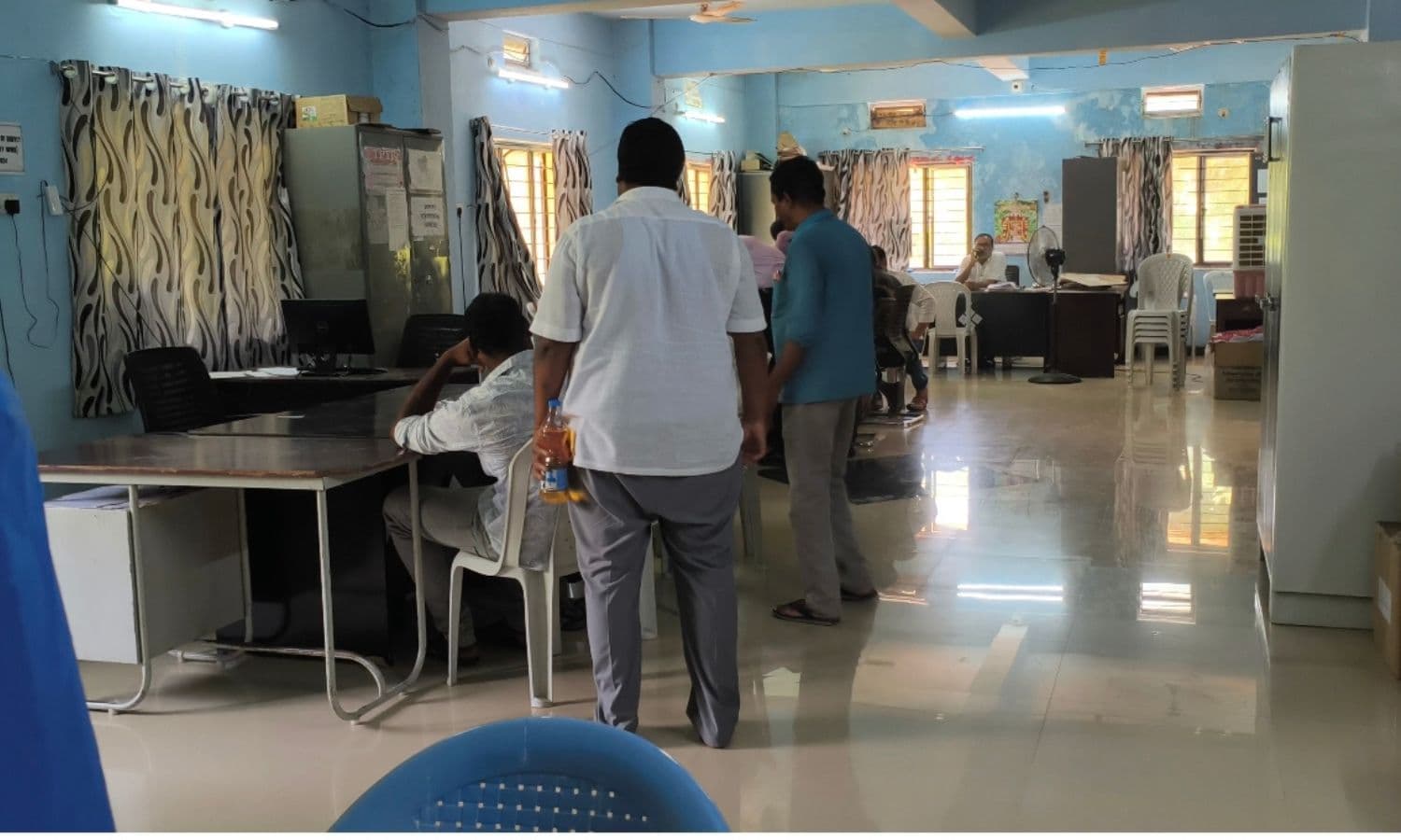 నర్సాపూర్ లో మహిళా రైతు ఆత్మహత్యాయత్నం