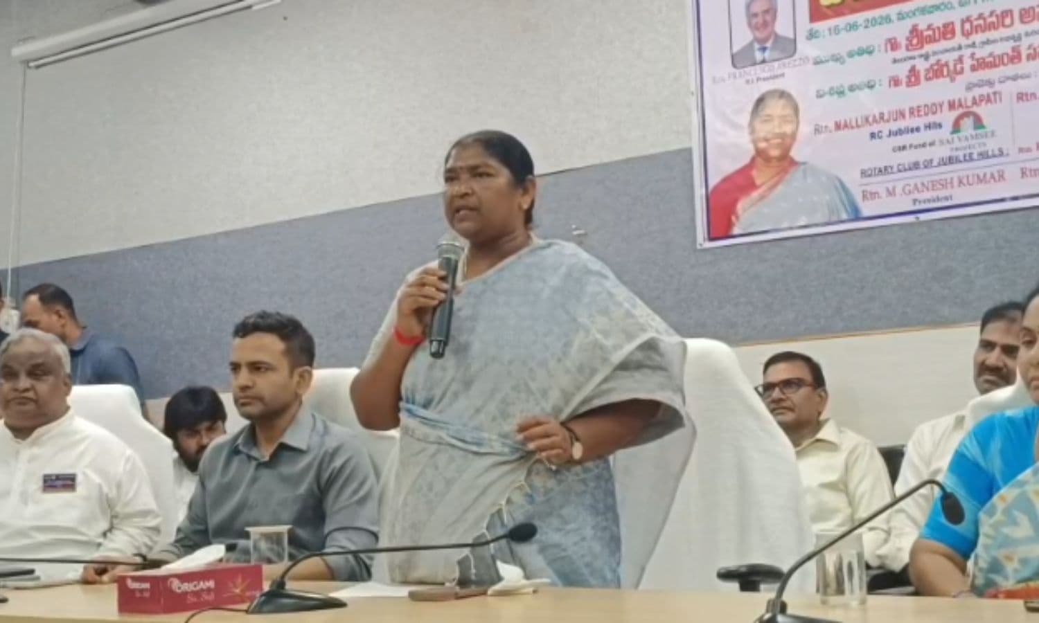 ములుగులో మంత్రి సీతక్క పర్యటన.. విద్యార్థులకు ఉచిత సైకిళ్ల పంపిణీ