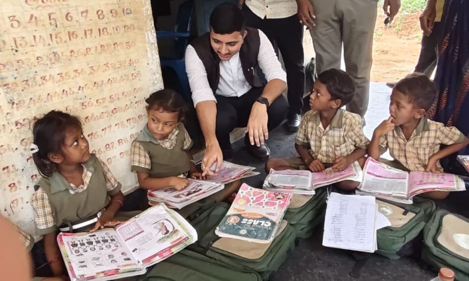 పాఠశాల విద్యార్థులతో సబ్ కలెక్టర్ ముఖాముఖి.. కీలక ఆదేశాలు