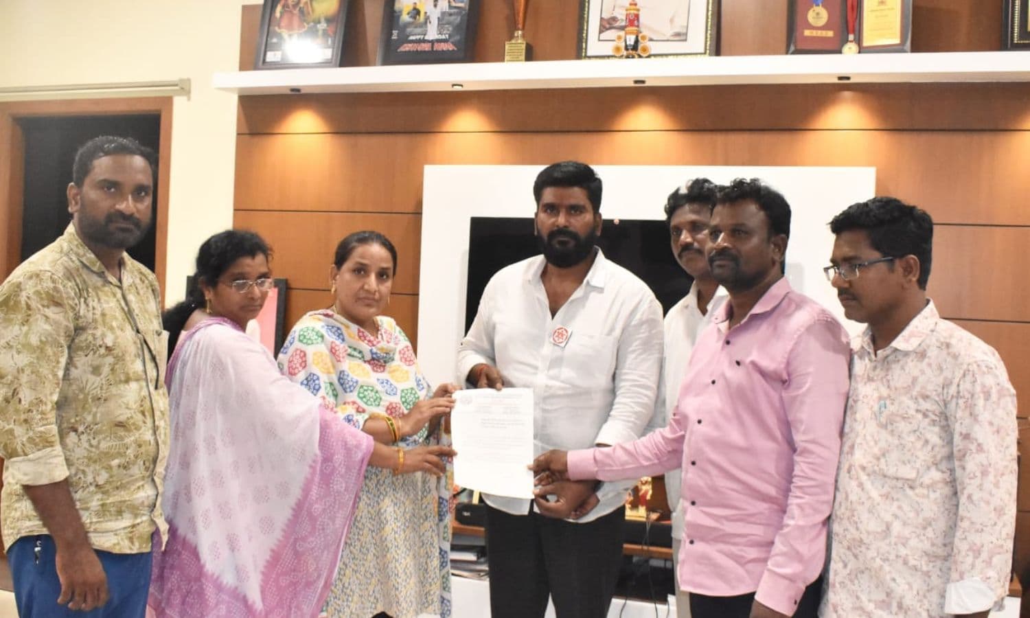 జనసేన నేత కిషోర్ గునుకులను కలిసిన టీచర్స్.. పవన్ కళ్యాణ్ దృష్టికి