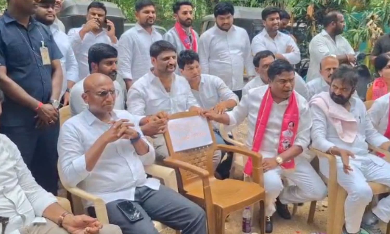 రోడ్డుపై బైఠాయించిన హరీష్ రావు, ఆర్ఎస్ ప్రవీణ్ కుమార్