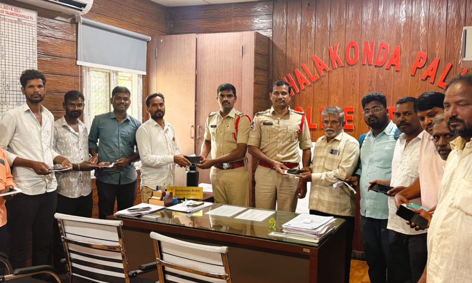 సీఈఐఆర్ ద్వారా 10 ఫోన్లు రికవరీ చేసిన తలకొండపల్లి పోలీసులు