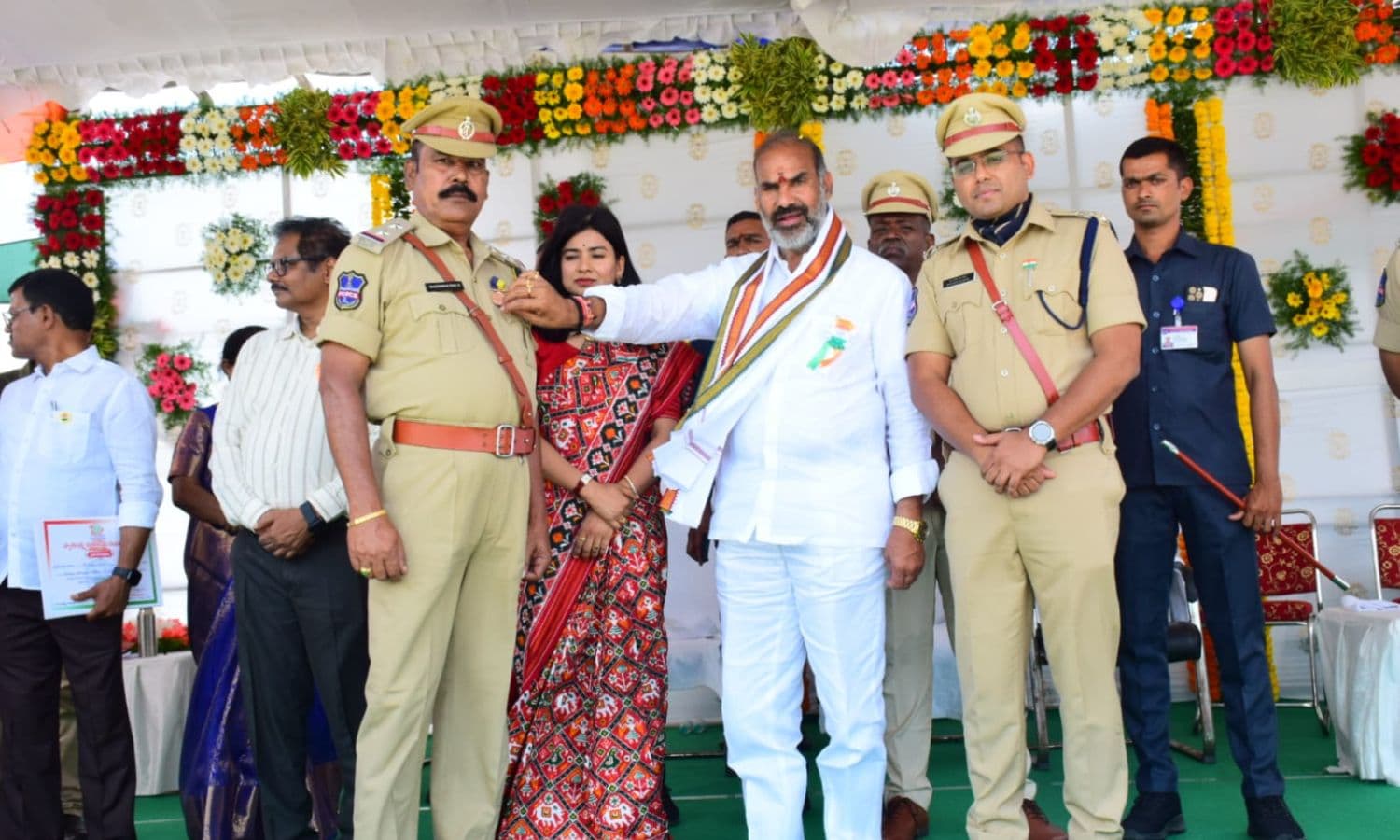 పోలీసులకు సేవా పతకాలు ప్రదానం