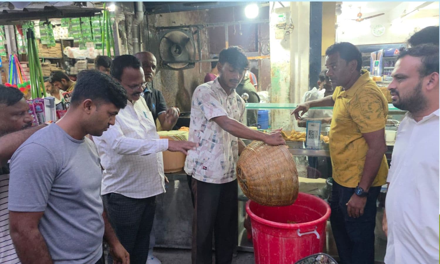టాస్క్ ఫోర్స్, ఫుడ్ సేఫ్టీ అధికారుల ఆకస్మిక తనిఖీలు