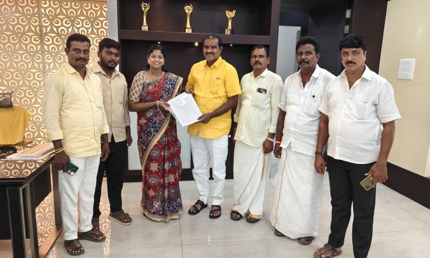 మంత్రి నిమ్మలను కలిలిన ఎమ్మెల్యే విజయశ్రీ