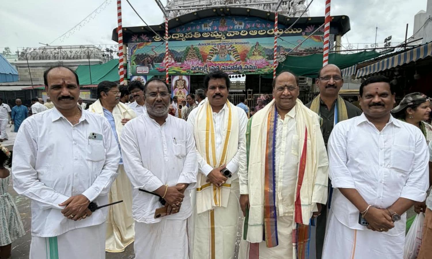 తిరుచానూరు అమ్మవారి సేవలో మాజీ టీటీడీ జేఈవో శ్రీనివాసరాజు