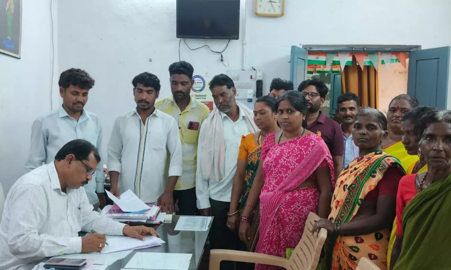 పేదల భూములపై కార్పొరేటర్ కన్ను.. నిజామాబాద్ లో దళితుల ఆందోళన