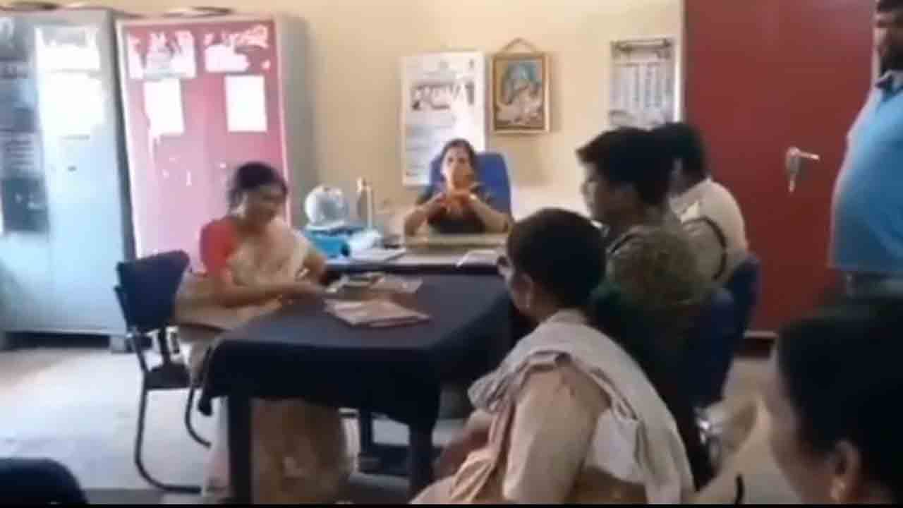 హైస్కూల్ లో ఇంగ్లీష్ టీచర్ వింత ప్రవర్తన.. వీడియో