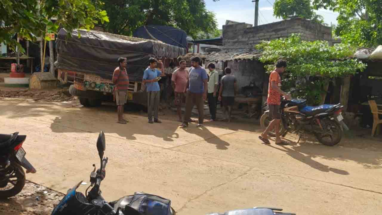 ఆళ్లపల్లిలో బురదలో ఇరుక్కుపోయిన ఎరువుల లారీ..రోడ్డు బాగు చేయాలని స్థానికుల డిమాండ్
