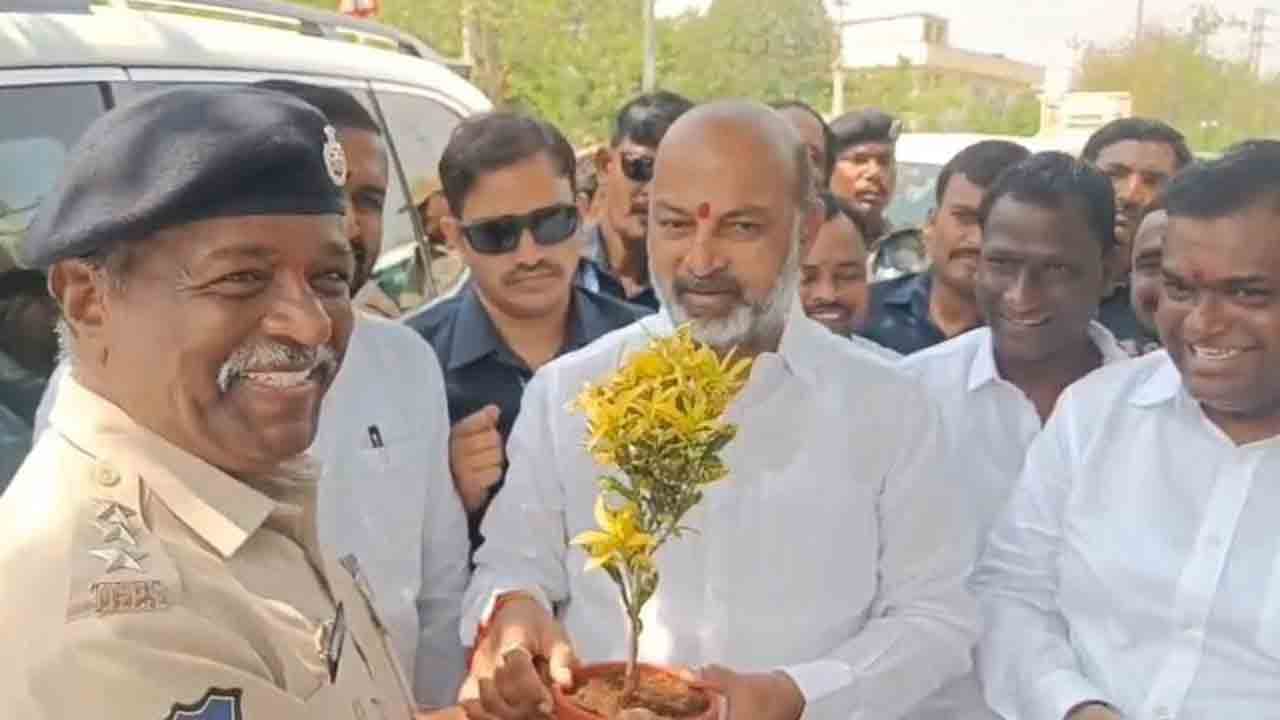 మా వాళ్లతో బస్కీలు తీపిస్తాడా..? ఎస్పీపై బండి సంజ య్ అస హ నం.. వీడియో