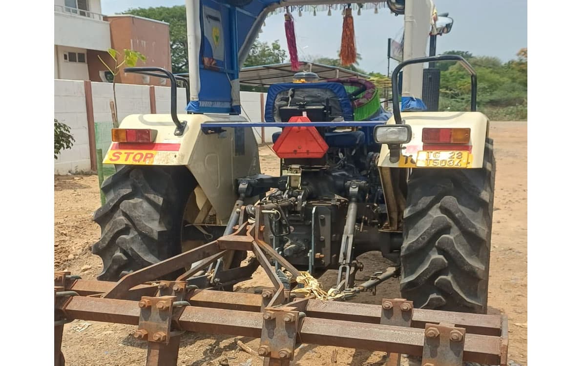 పోలీస్ స్టేషన్ కు తెచ్చిన ట్రాక్టర్ మాయం
