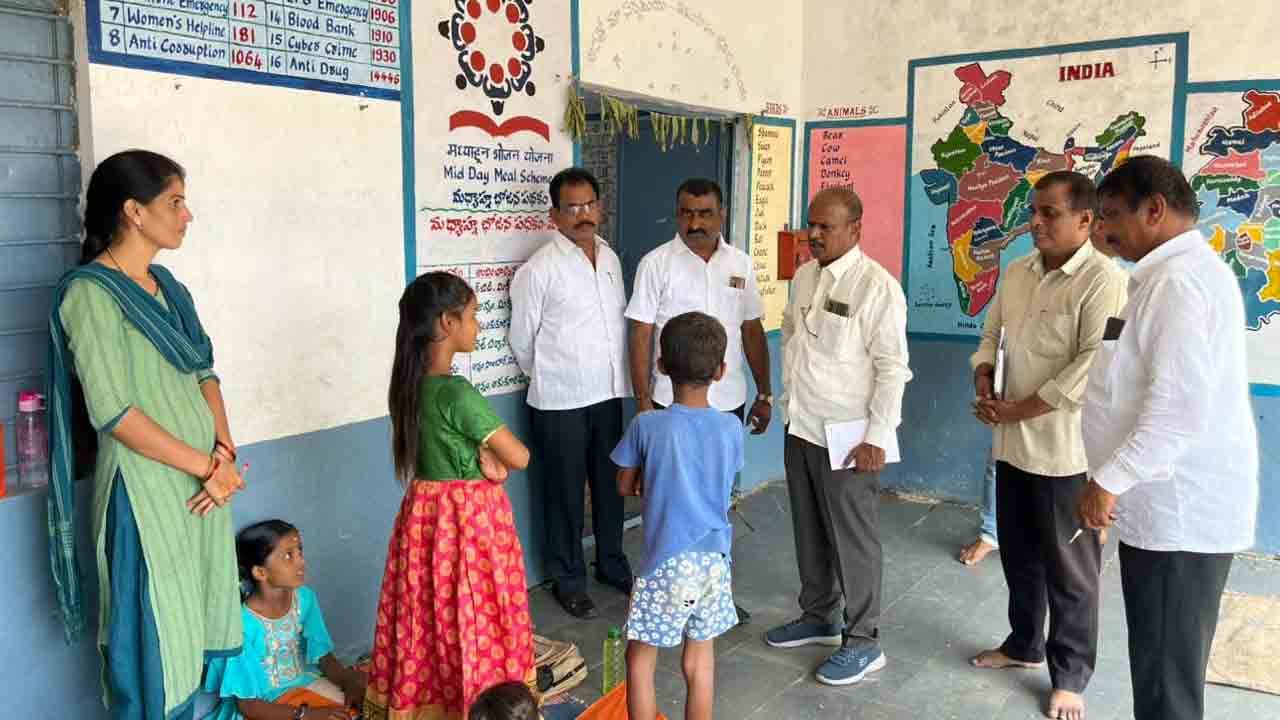 ప్రాథమిక పాఠశాలను ఆకస్మికంగా తనిఖీ చేసిన డీఈఓ మల్లికార్జున్