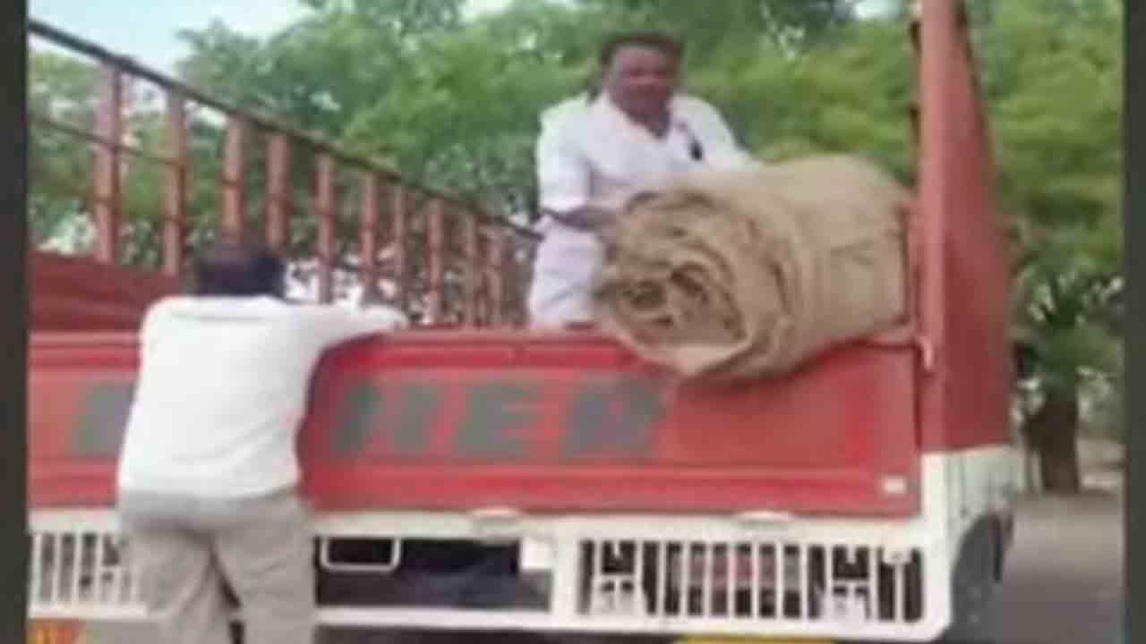 కొనుగోలు ఆల స్యం.. 12 వేల గోనె సంచులు తీసుకెళ్లిన రైతులు
