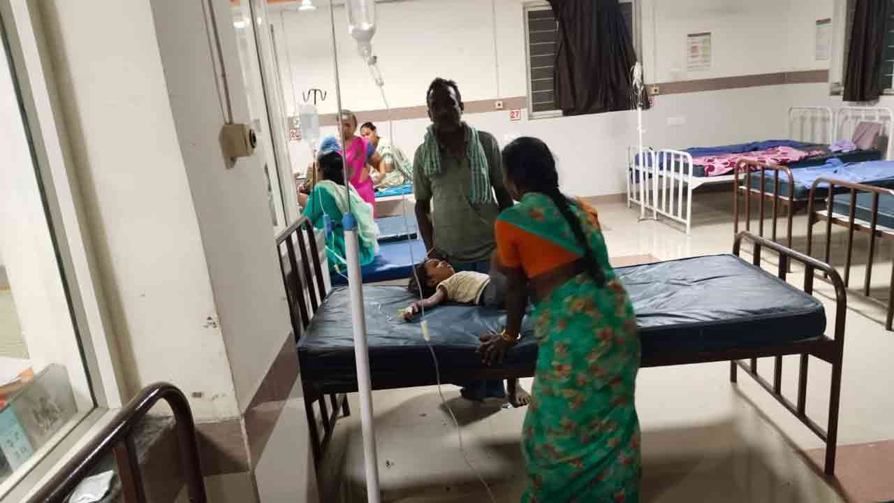గడ్డిమందు మెషిన్ తో ఆడుకుని ముగ్గురు చిన్నారులకు అస్వస్థత