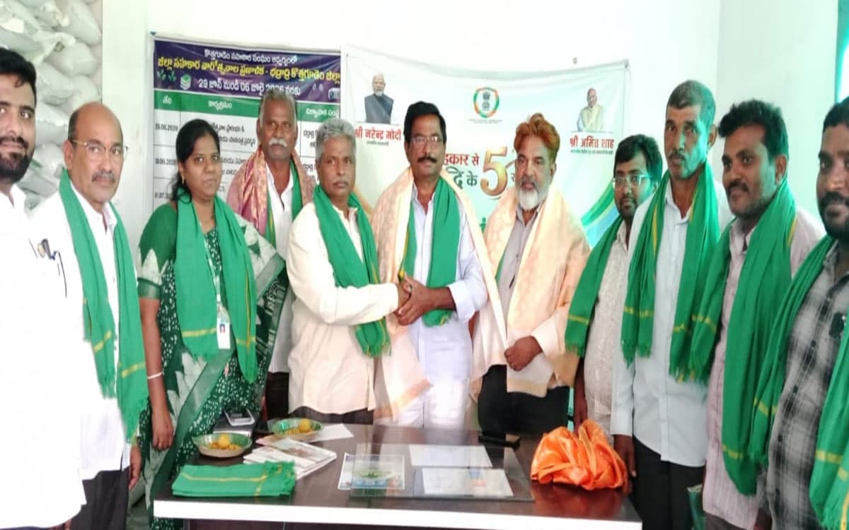 సహకార సంఘాల సేవలను సద్వినియోగం చేసుకోవాలి