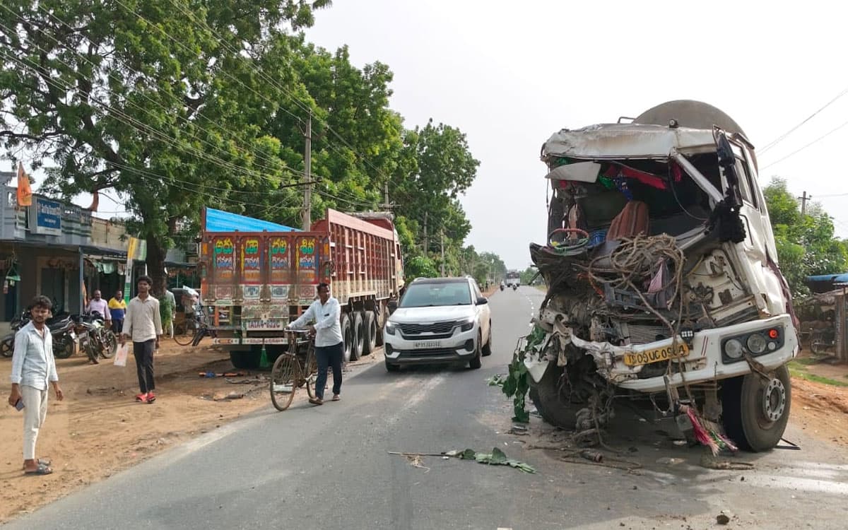ఎదురెదురుగా ఢీకొన్న ఇసుక లారీ, యాష్ ట్యాంకర్