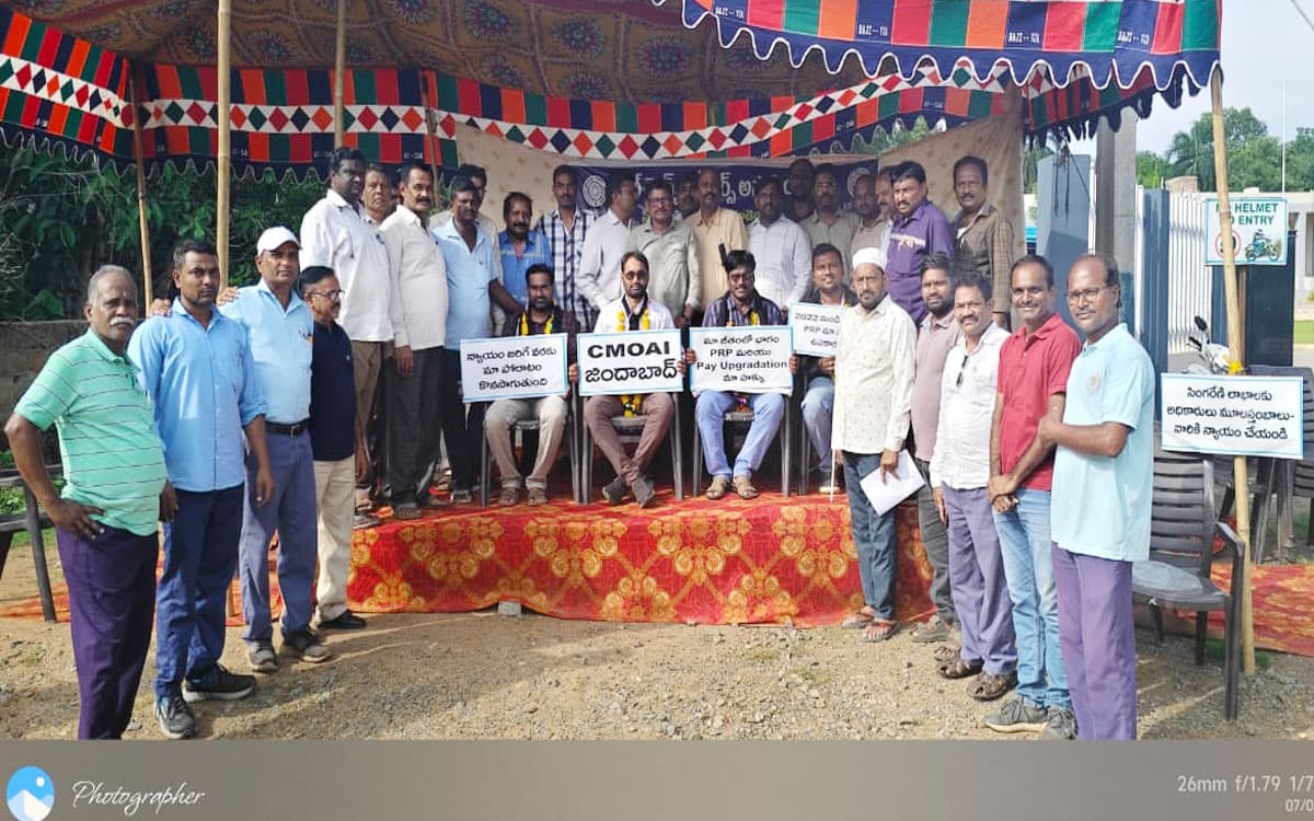 అధికారుల శ్రమకు తగిన వేతనాలు చెల్లించాలి