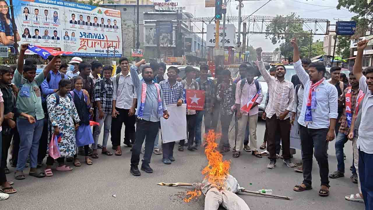 సీఎం రేవంత్ రెడ్డి దిష్టిబొమ్మ దహనం.. విద్యార్థి సంఘాల బంద్ విజయవంతం