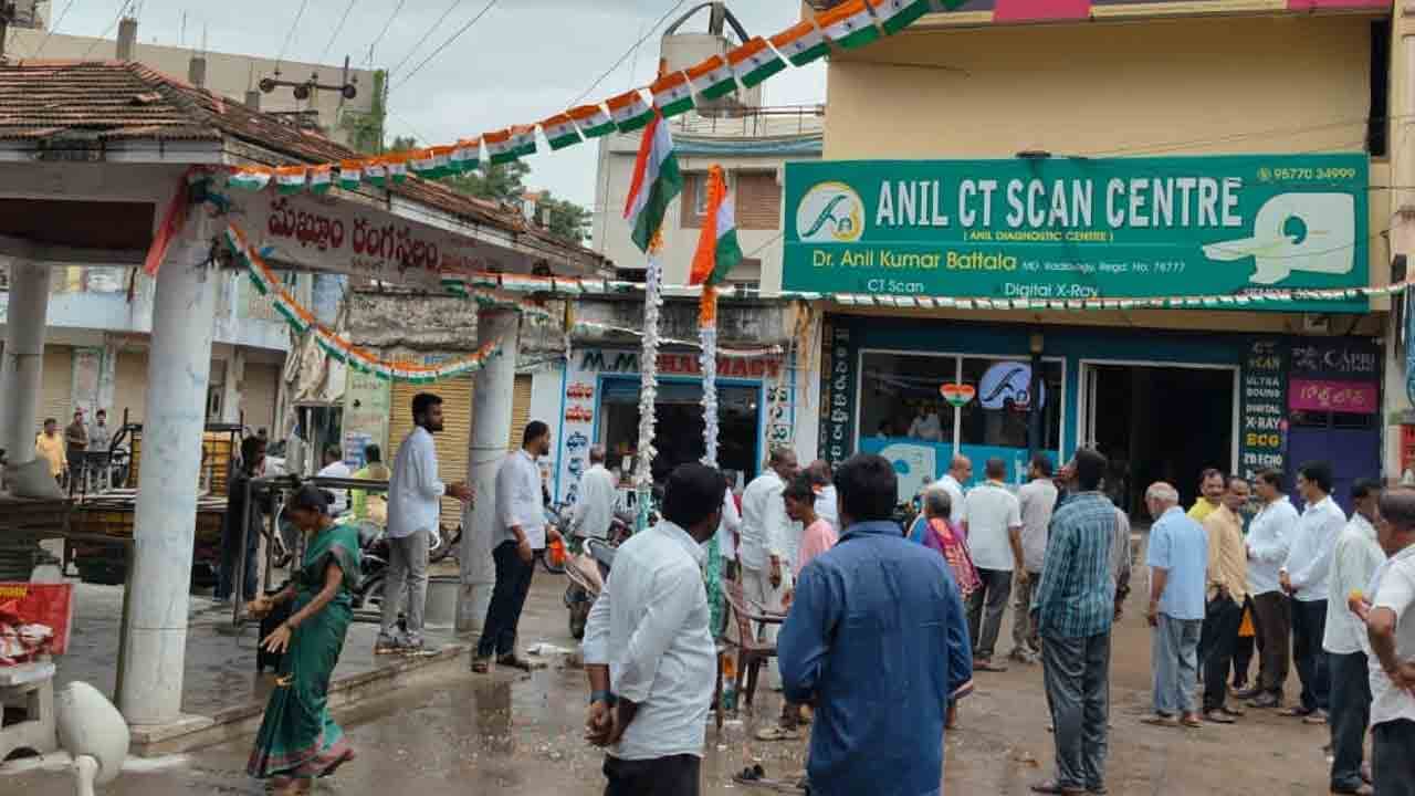 జెండావిష్కరణలో నువ్వా.. నేనా..?..ఒకే దగ్గర రెండు జెండాల ఆవిష్కరణ