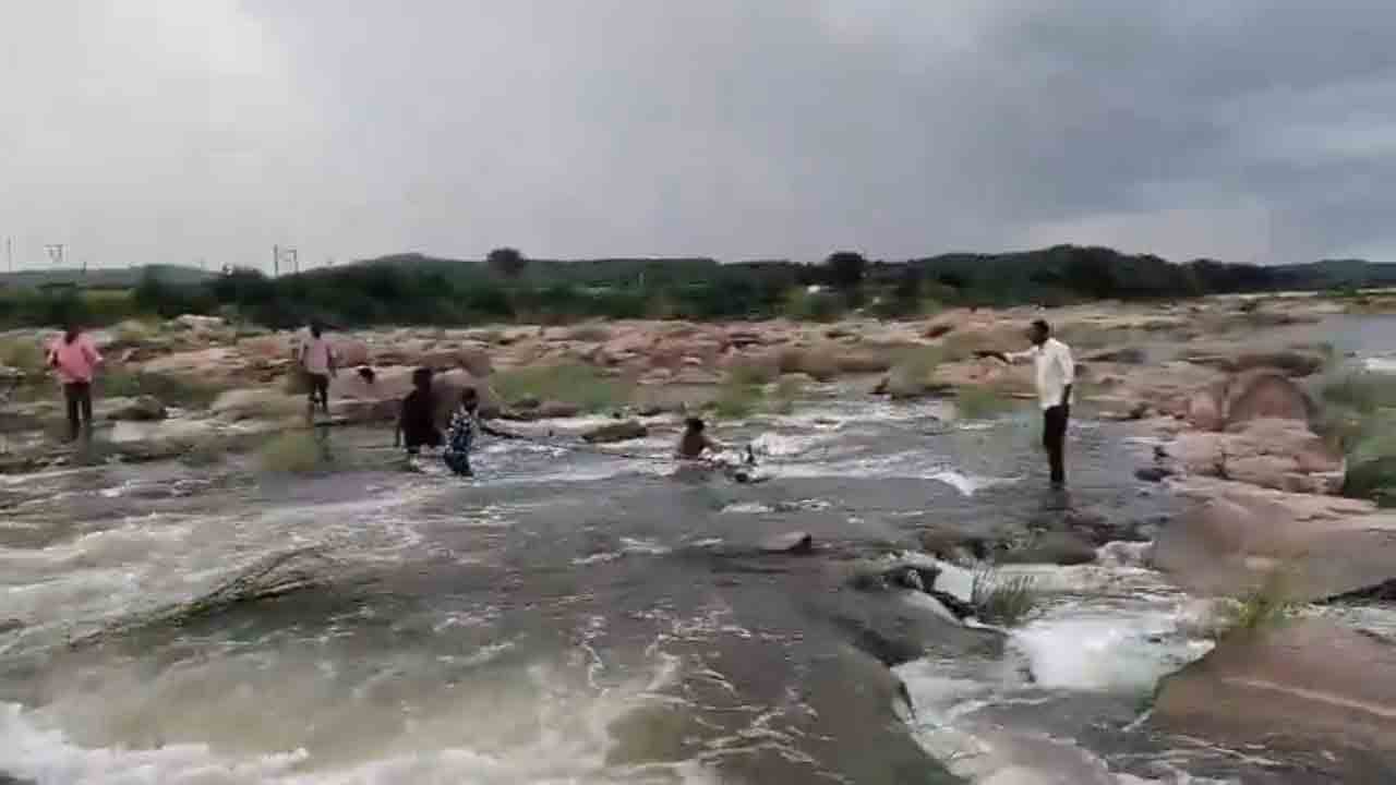 వరద ఉధృతిని పట్టించుకోని బైకర్లు.. ఏమైందో చూడండి.. వీడియో