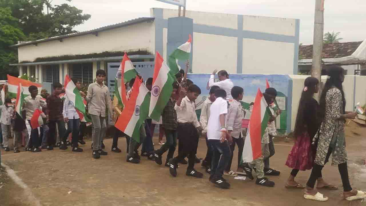 విద్యార్థులకు యూనిఫామ్ లు ఇయ్యలే.. స్వాతంత్య్ర వేడుకల్లో నిరుత్సాహంగా.. వీడియో