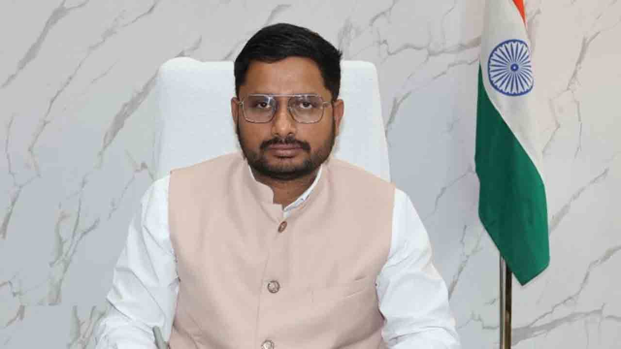 విధులకు డుమ్మా.. పంచాయతీ కార్యదర్శులకు షోకాజ్ నోటీసులు