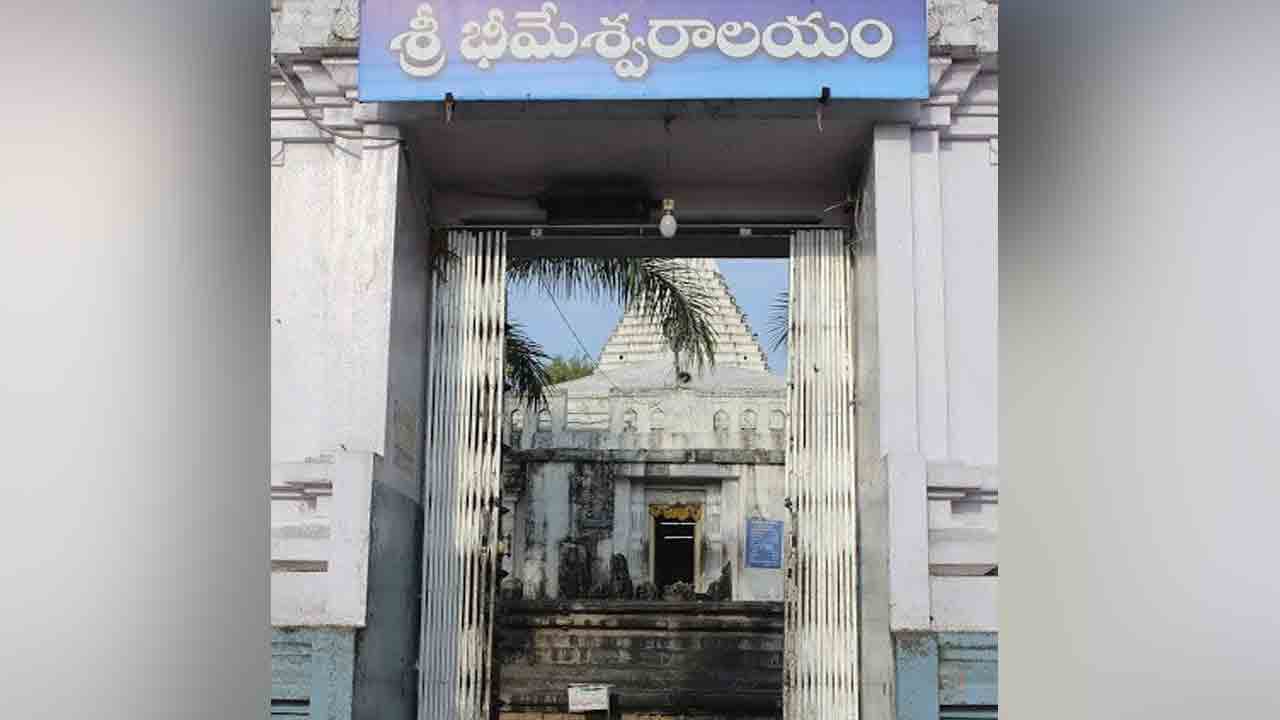 సంకల్ప మండపంలో తన్నుకున్న సేవకులు.. నివ్వెరపోయిన భక్తులు