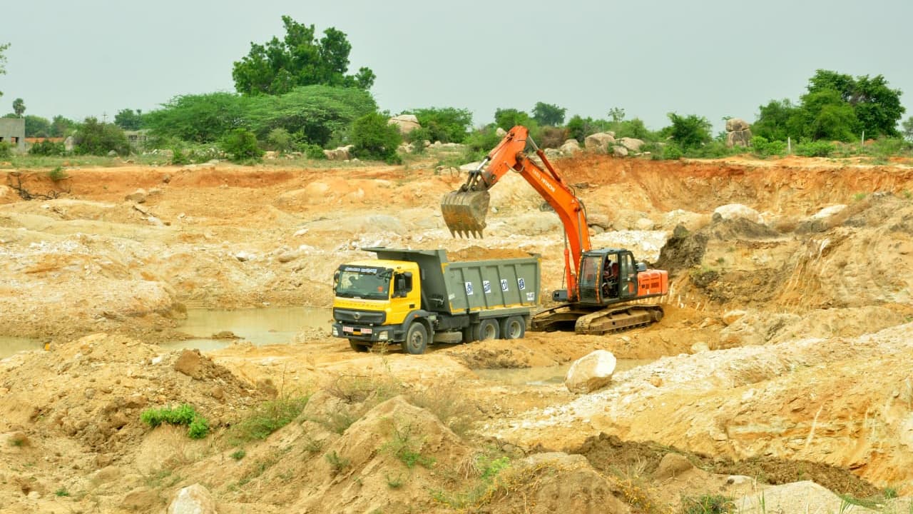 పట్టపగలే మట్టి దందా.. యంత్రాలతో యథేచ్ఛగా తవ్వకాలు.. మామూళ్ల మత్తులో అధికారులు