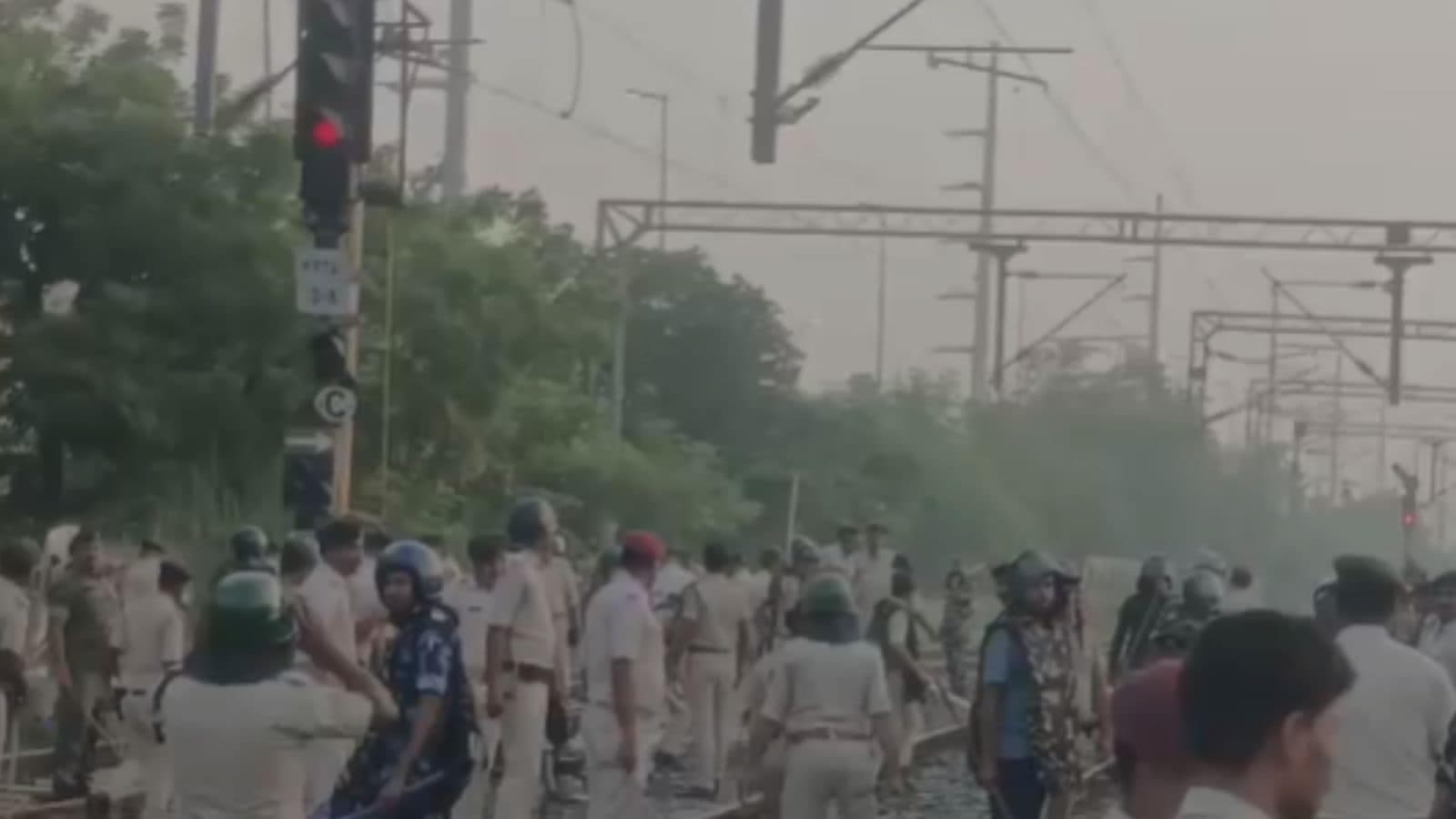 Patliputra Station Chaos Bihar Excise Constable Exam Trains Stopped