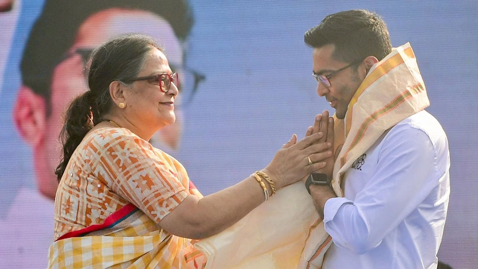Tmcs Lok Sabha Rebels Waiting For A Senior Mp To Join Ranks