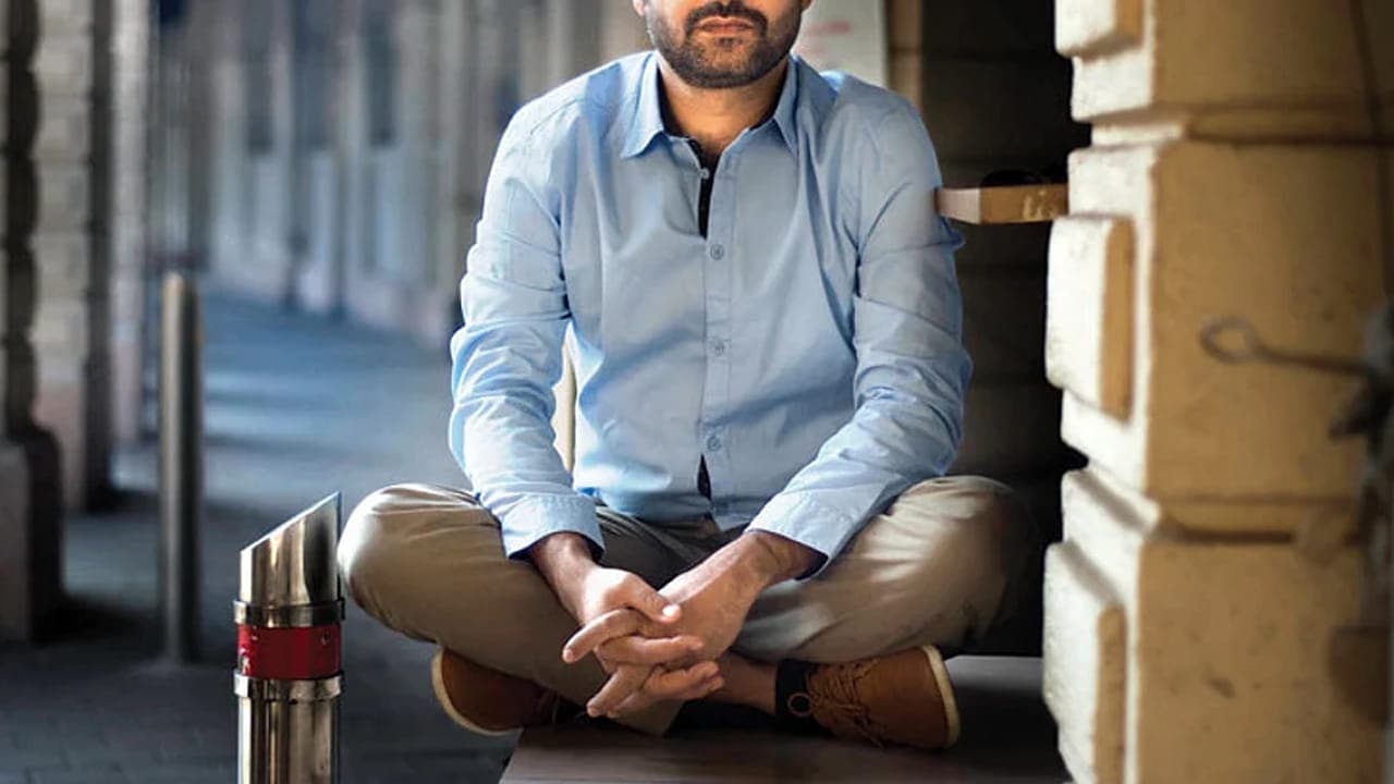 హోటల్లో పని చేసిన బీహార్ కుర్రాడు.. కట్ చేస్తే.. ఇండస్ట్రీని శాసిస్తున్న నటుడు.. ఎవరంటే