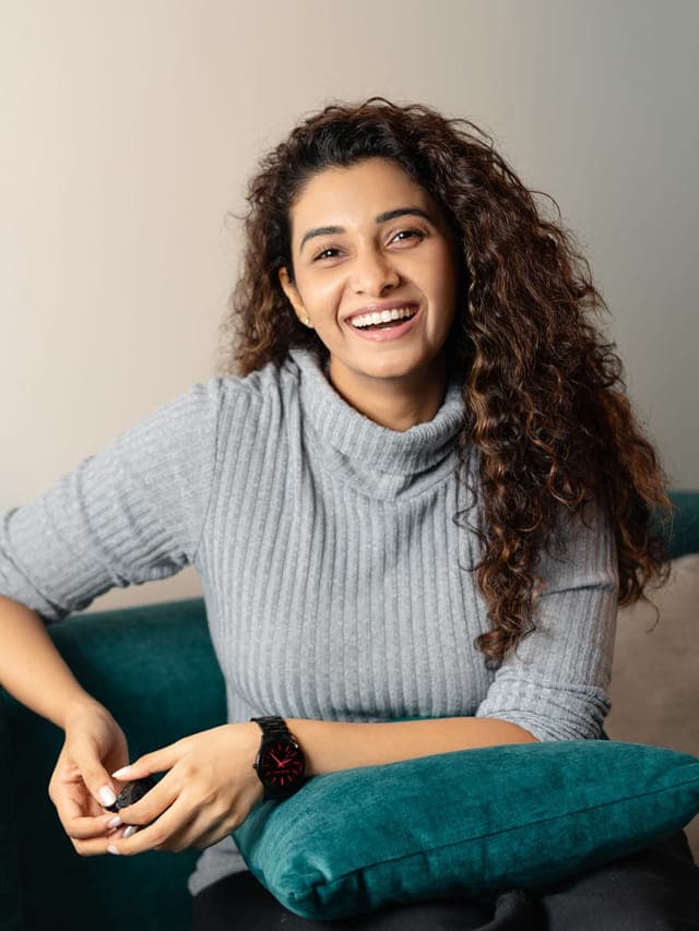 క్యూట్ స్మైల్ తోనే కవ్వితున్న కుర్ర భామ ప్రియా భవాని శంకర్