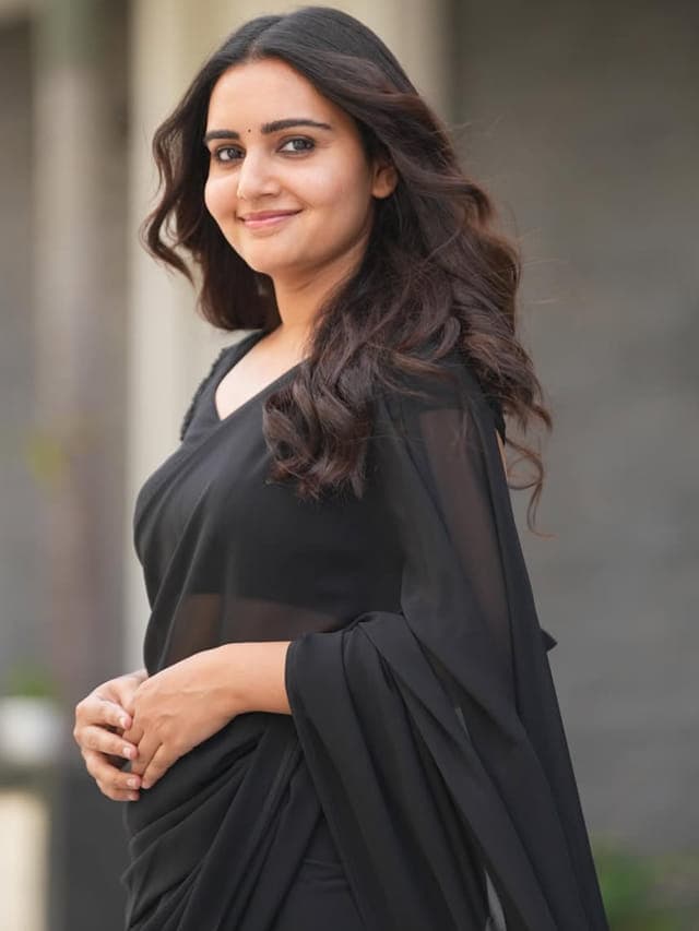 బ్లాక్ శారీలో సోనియా సింగ్ మెరుపులు