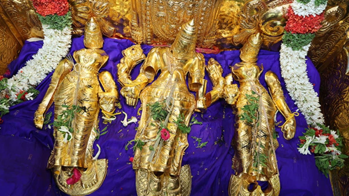 తిరుమలలో బంగారు కవచంలో మెరిసిన శ్రీవారు