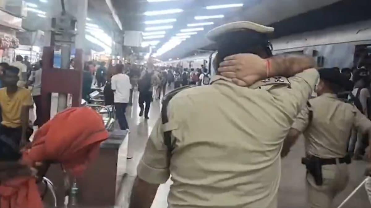 రైల్వే స్టేషన్ లో అర్ధరాత్రి విధ్వంసం