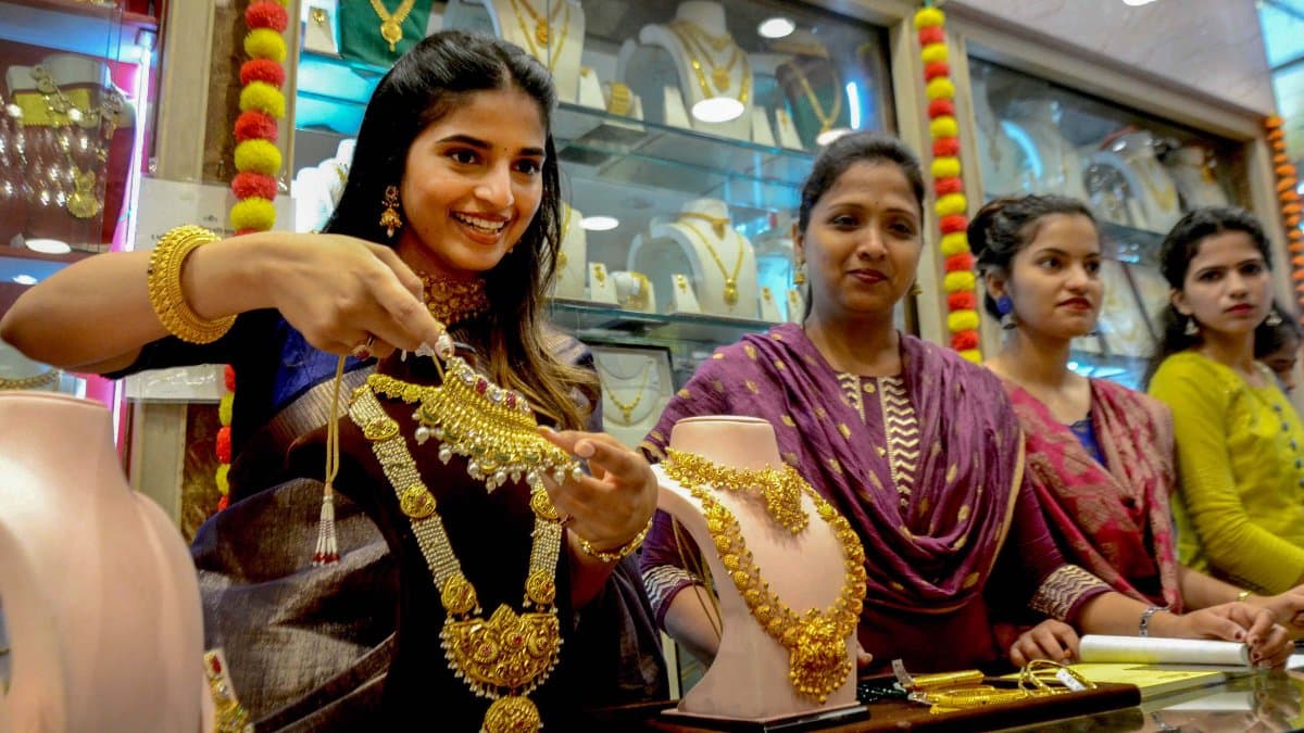 పాతాళానికి పసిడి రేట్లు- హఠాత్తుగా