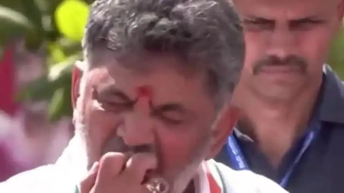 యాపిల్ సగం తిని జనంలోకి విసిరేసిన డీకే శివకుమార్, నెటిజెన్స్ ఫైర్ వీడియో